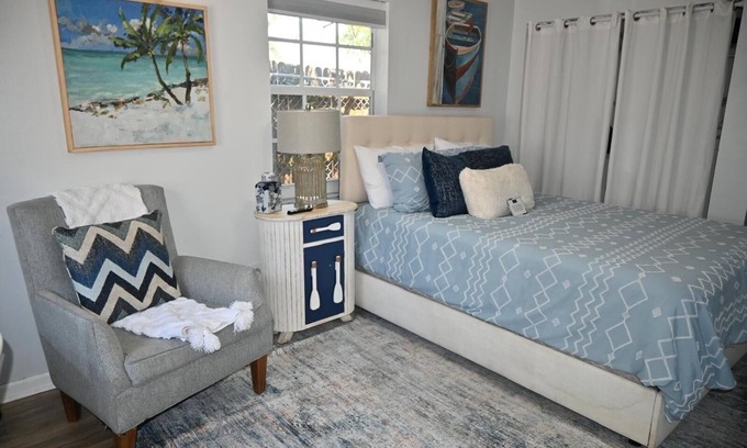 Sunshine Park House | Cozy Downtown Guest Home - Location Location!