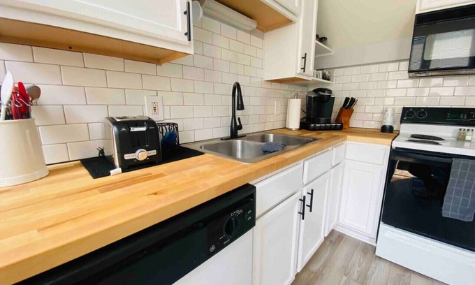 Downtown Cleveland Apartment | Cozy Downtown Modern Condo in the Heart of it all