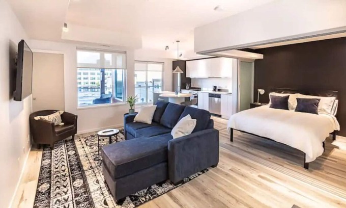 Kelowna Central Business District Condo | Cozy DT Condo Steps to the Beach!