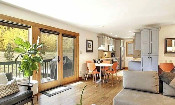 Vail Apartment | Cozy East Vail Retreat with Fireplace, 2 Balconies