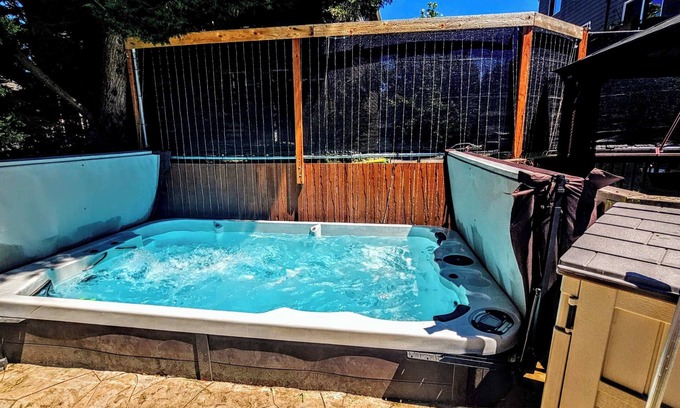 Bull Mountain House | Cozy Fall Retreat w/Swim Spa