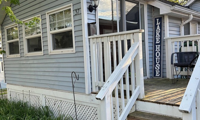 Leamington Cottage | Cozy family cottage steps away from Lake Erie & a quick drive to Point Pelee.