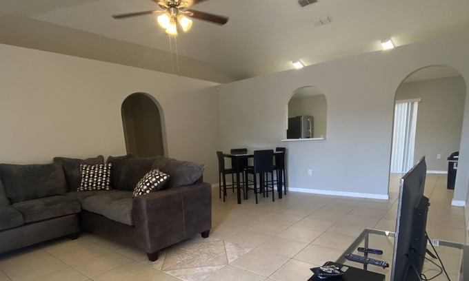 Poinciana House | Cozy family/friendly 3/2 house w/fenced yard