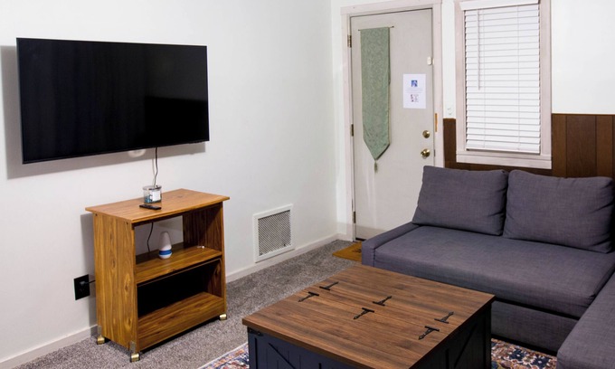 Westland House | Cozy Family Ranch Near DTW, Detroit & Ann Arbor