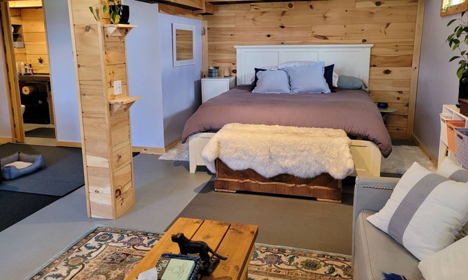 Suttons Bay Apartment | Cozy Farm Setting in Wine Country