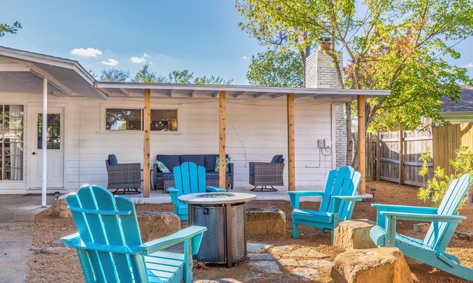 Abilene House | Cozy Fire place ~ King Beds ~ Near ACU ~ Sleeps 12 ~ FirePit ~ Pickleball ~ Pets