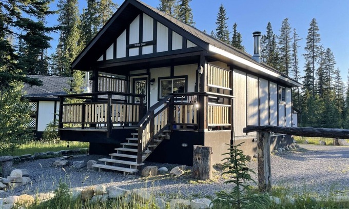 Nordegg House | Cozy Fireside Cottage - White Goat