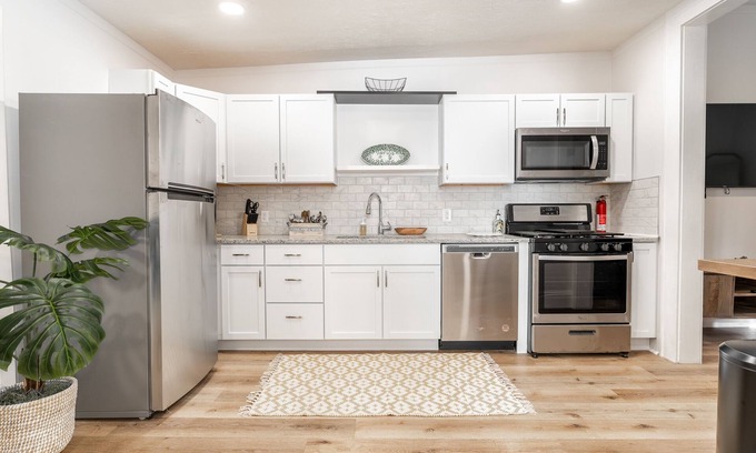 Indianapolis House | Cozy Fountain Square gem near Lucas Oil Stadium ! Pet-Friendly!