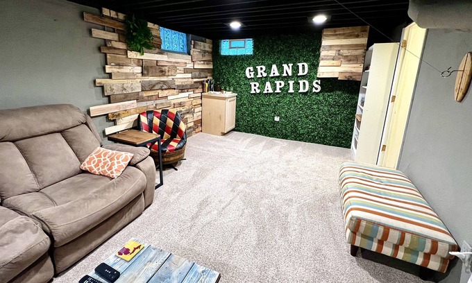 Creston House | Cozy Fun House Close to Breweries: Firepit & Games