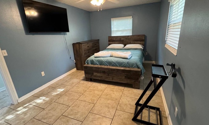 Springtree House | Cozy Getaway: Just 15 mins from UF & 20 mins to Celebration Pointe
