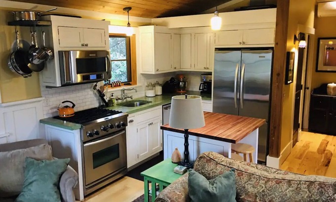 Laurelhurst House | Cozy Getaway w/Hot tub, Fireplace, Firepit & A/C