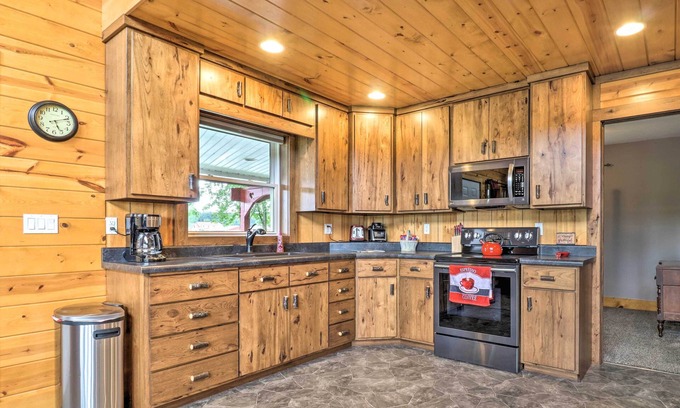 Shipshewana Cottage | Cozy Haven of Rest Home w/Amish Country Views!