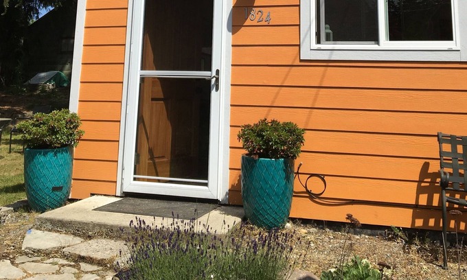North City Cottage | Cozy Hayloft in the quiet forested suburbs of Seattle, close to lightrail
