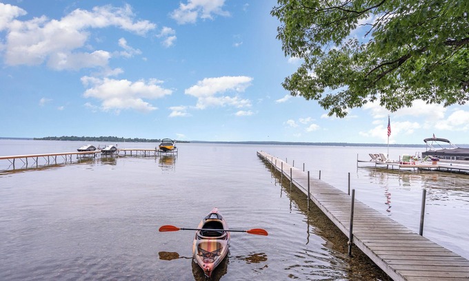 Higgins Lake Cottage | Cozy Higgins Lake Cottage- Relax- Kayak- Fire Pit- BBQ- Steps from the Lake! n