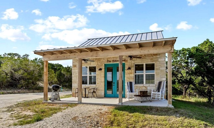 Dripping Springs Cottage | Cozy Hill Country Cottage Rental for Romantic Weekend Getaways from Austin