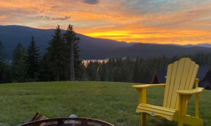 Rexford Cabin | Cozy Hill Top Hideaway loft with Koocanusa lake views and cove