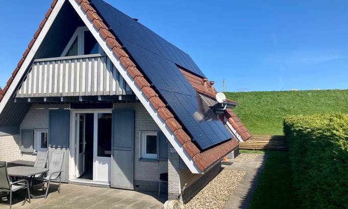 Anjum House | Cozy Holiday home by the Dike in a Quiet Location at Lauwersmeer