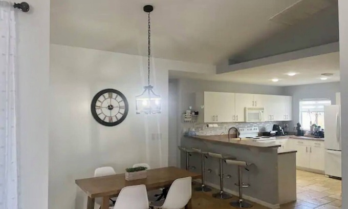 Mariner House | Cozy Home, Heated Pool, 3 bedrooms, 5 beds Family friendly!