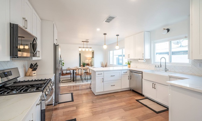 Highland Park House | Cozy Home in Highland Park with Amazing Views 13 Mins from Downtown Los Angeles