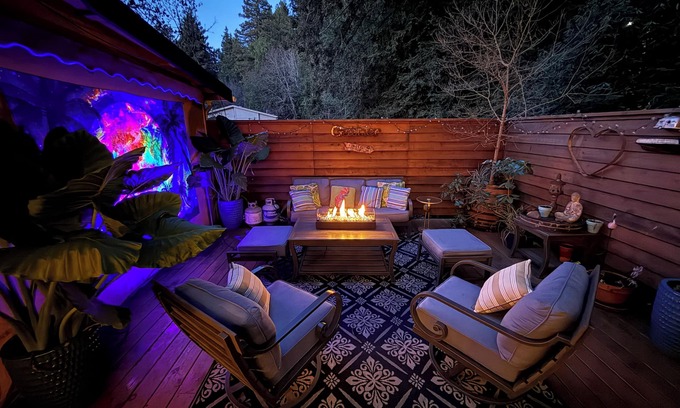 Guerneville House | Cozy home in the redwoods ~Toys~ hot tub ~chill zone. We got you covered!