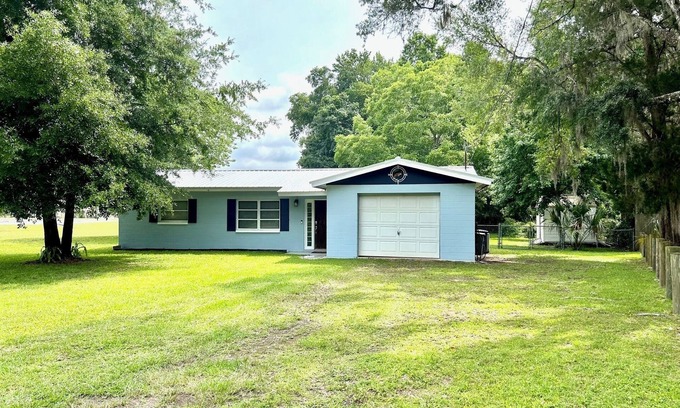 Crystal River House | Cozy Home large Yard , Pets OK , Room for boats , Boat Ramp, Great Location !