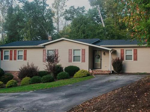 Danville House | Cozy home near golf & casino!
