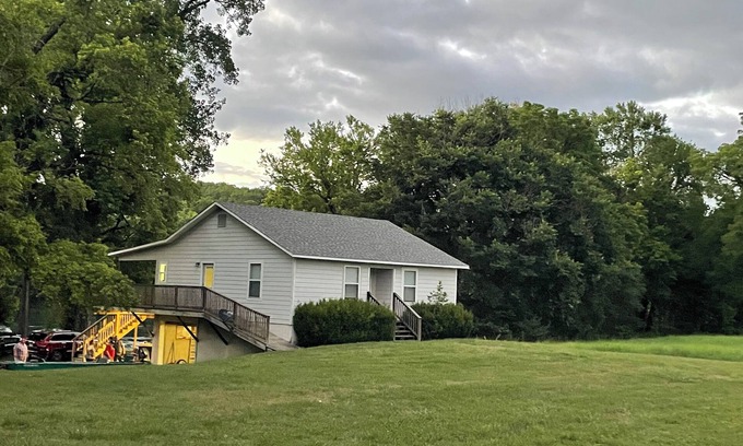 Lone Rock House | Cozy home nestled right on the White River boat ramp/great fishing.
