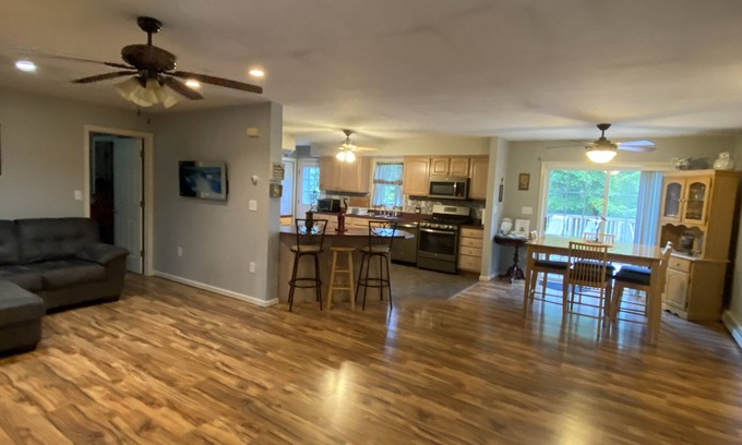 Town of Olive House | Cozy Home with Hot Tub, Lots of peace/quiet with Mountain views Near Woodstock!