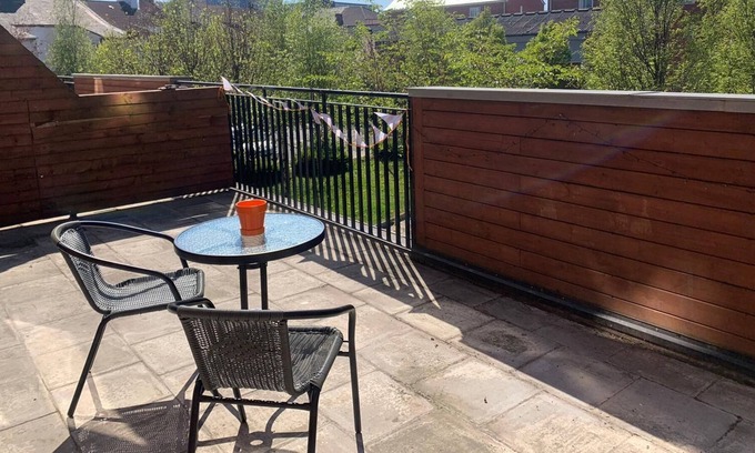 Bootle Apartment | Cozy home with Large Balcony, Coffee machine and free parking