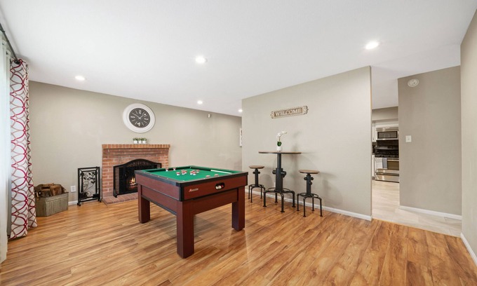 Elk Grove House | Cozy home with pool table