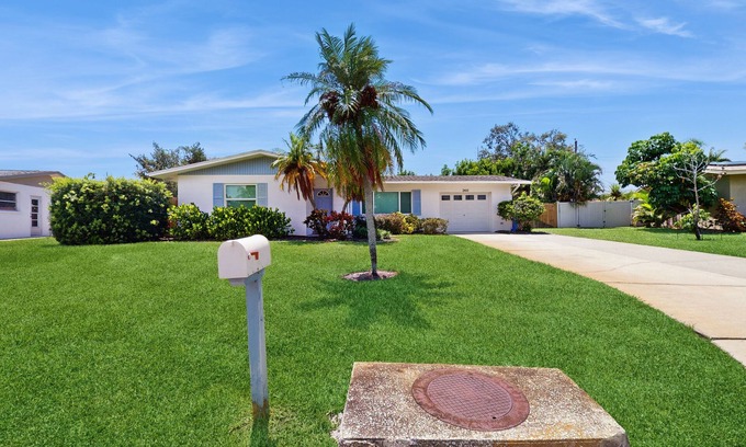 Bradenton House | Cozy home with private pool, lanai, and washer & dryer
