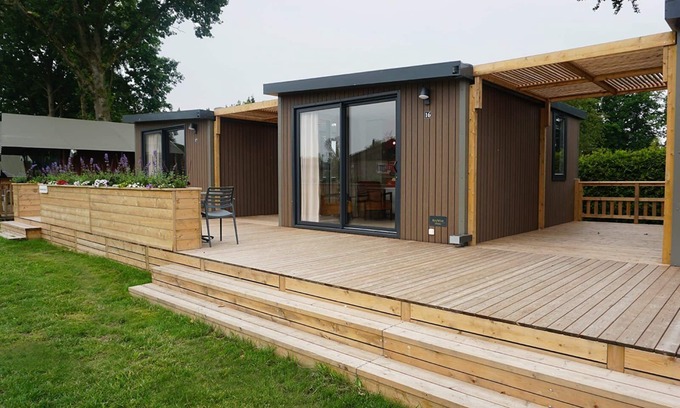 Voorthuizen Hotel | Cozy Hotellodge in the Veluwe for 2+2 guests with private bathroom, kitchenette, and terrace. Located in 5-star Holiday Park De Boshoek.