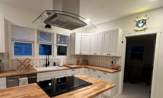 Parkridge House | Cozy house 6 minutes from downtown. Pet friendly!
