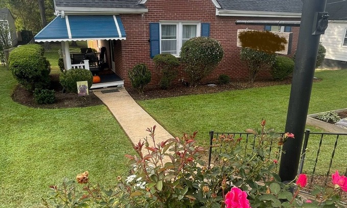 Lynchburg House | Cozy house close to the hospital and major colleges pet friendly!