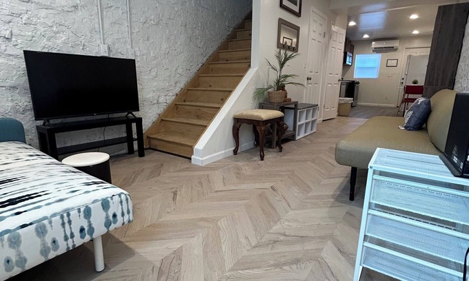 Canton House | Cozy house in awesome Baltimore Fells Point with WiFi, AC