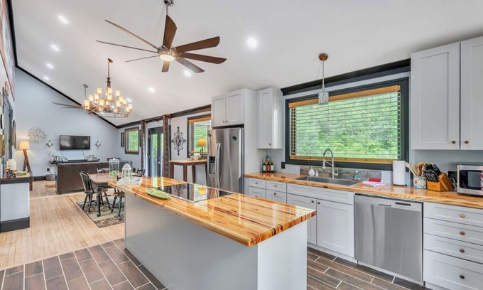 Greenville House | Cozy House on the Hill-Flexible Term for Traveling Professionals