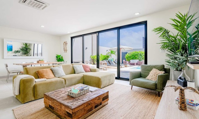 Malmok House | Cozy house steps from the beach in Boca Catalina Aruba. Modern and Spacious.