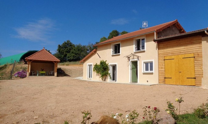 Regny Cottage | Cozy house with fireplace, pets allowed, large terrace