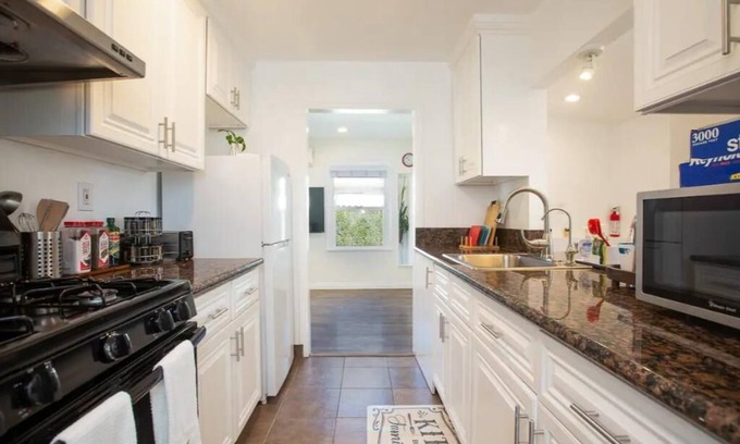 El Monte House | Cozy House with Self Check-in and Free Gated Parking Near Downtown Los Angeles