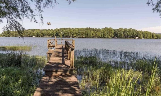Perryville House | Cozy Lake Front 3br/2ba - sleeps 8!