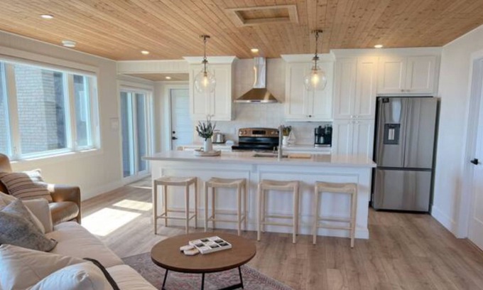Turkey Point Cottage | Cozy Lake Front ‘Tiki’ Cottage