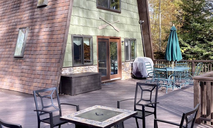 McHenry House | Cozy lakefront cottage, close to Wisp, huge deck with views!