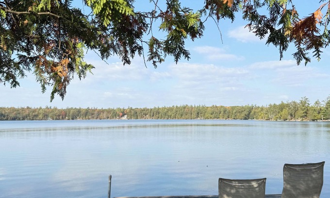 Woodview House | Cozy Lakeside Cottage in Woodview, ON - 6 bed, 2 bath