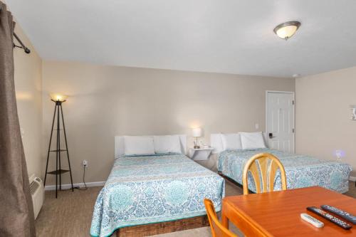 Lake City Hotel | Cozy Lakeview suite with Kitchenette