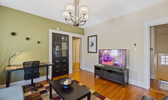 South Medford House | Cozy Large House close to TUFTS/Harvard/MIT 4BR