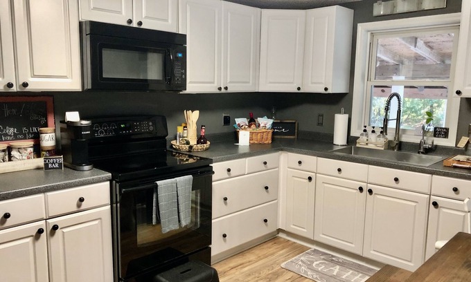 Sneads Ferry Cottage | Cozy little house! Located next to Camp Lejeune and a short drive to the beach!