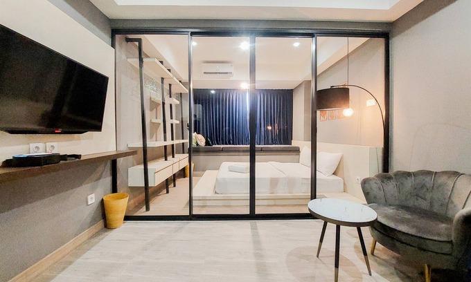 Pinang Apartment | Cozy Living 1Br Collins Boulevard Apartment