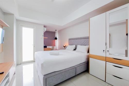 Ciputat Apartment | Cozy Living Studio Room at Baileys Apartment By Travelio