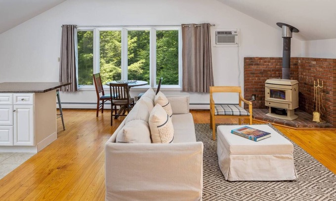 Hillsdale House | Cozy Loft on a Country Road