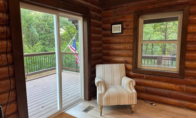 Bellevue Apartment | Cozy log cabin, 25 mins to Broadway